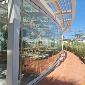 showroom giriş katlanır cam cephe çözümü