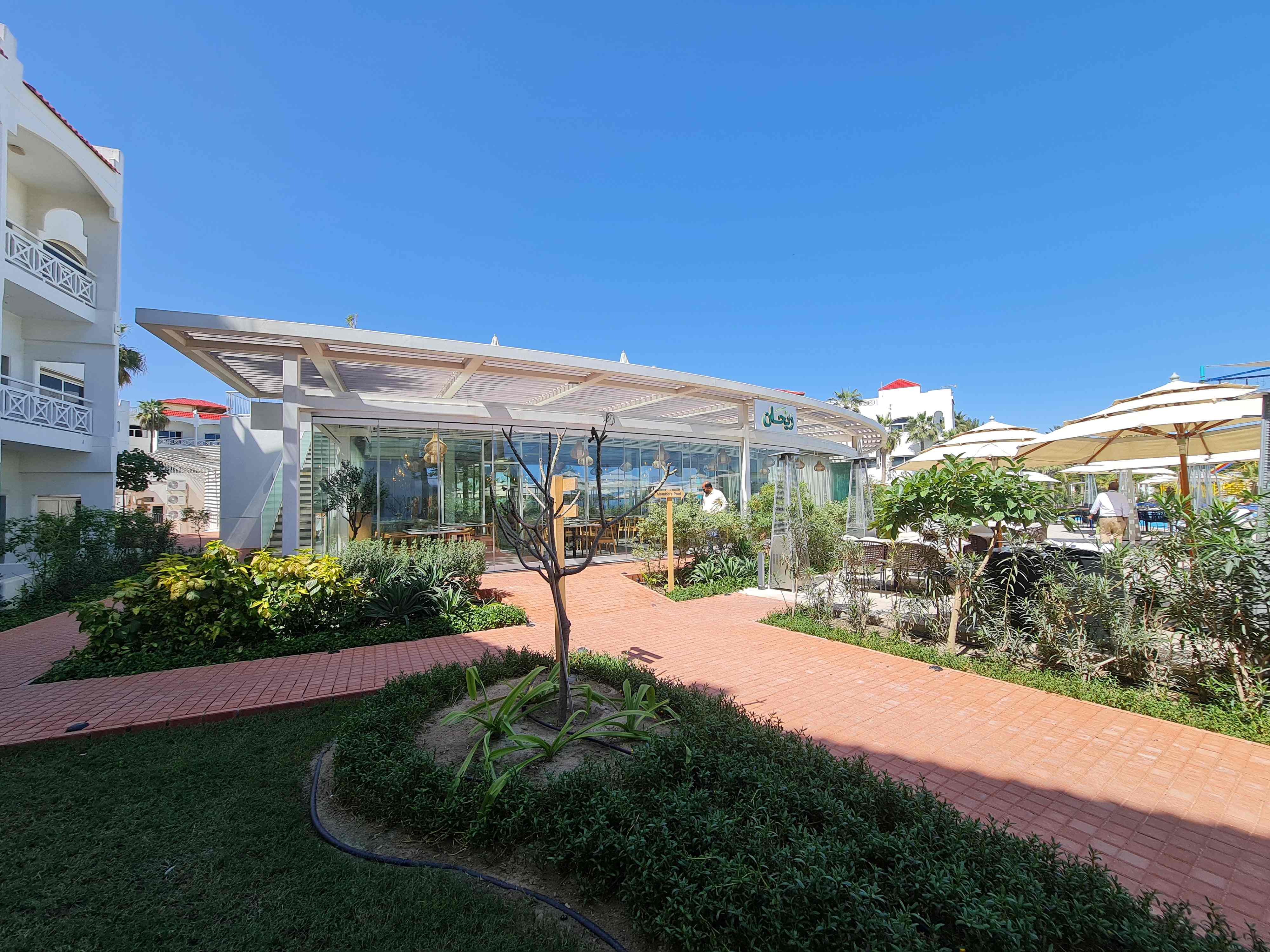 restoran açılır kapanır cam cephe uygulaması